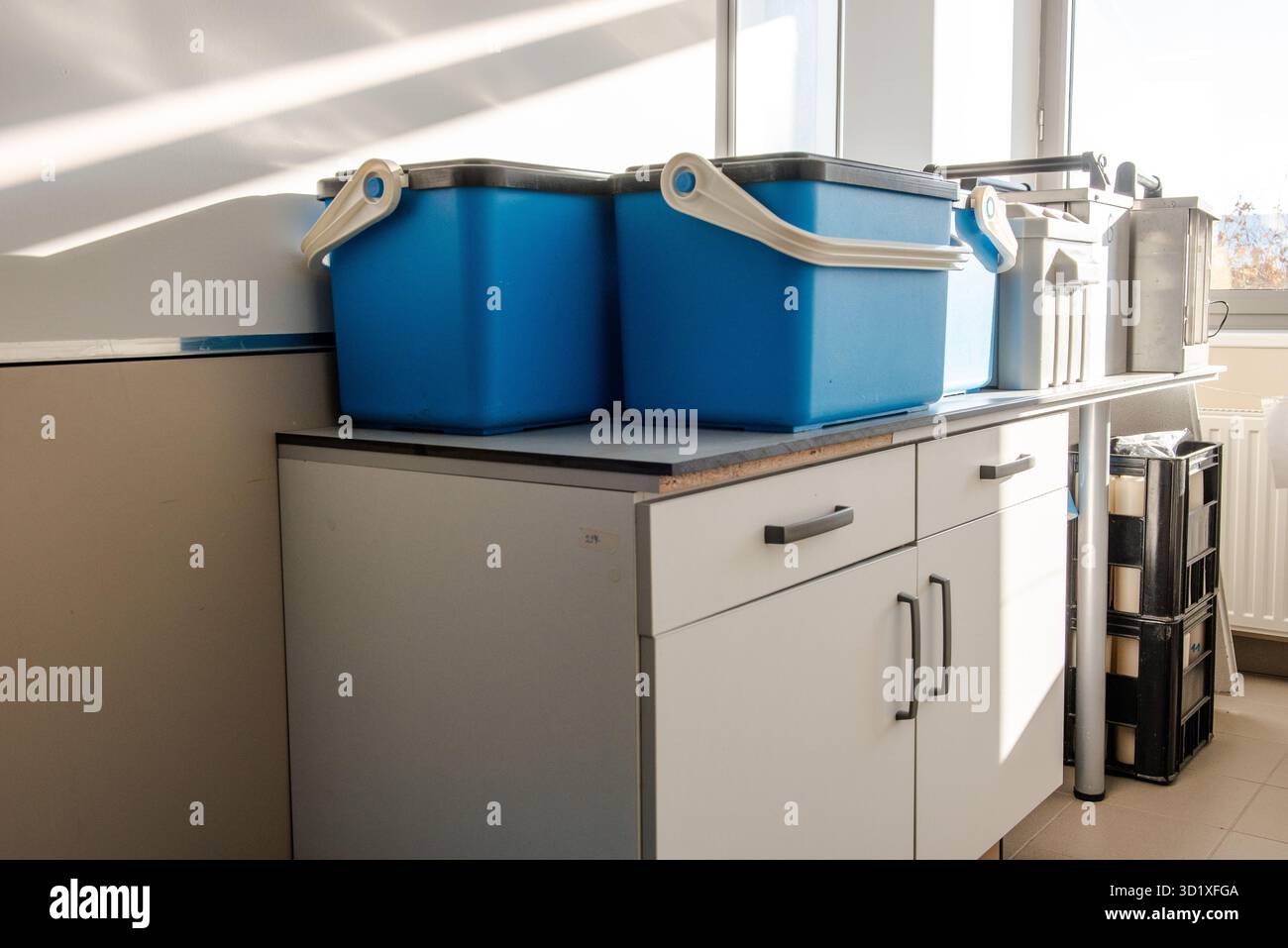 Accessori e contenitori posizionati su un banco da laboratorio, utilizzati per la raccolta e la conservazione di campioni d'acqua per l'analisi ambientale. Foto Stock