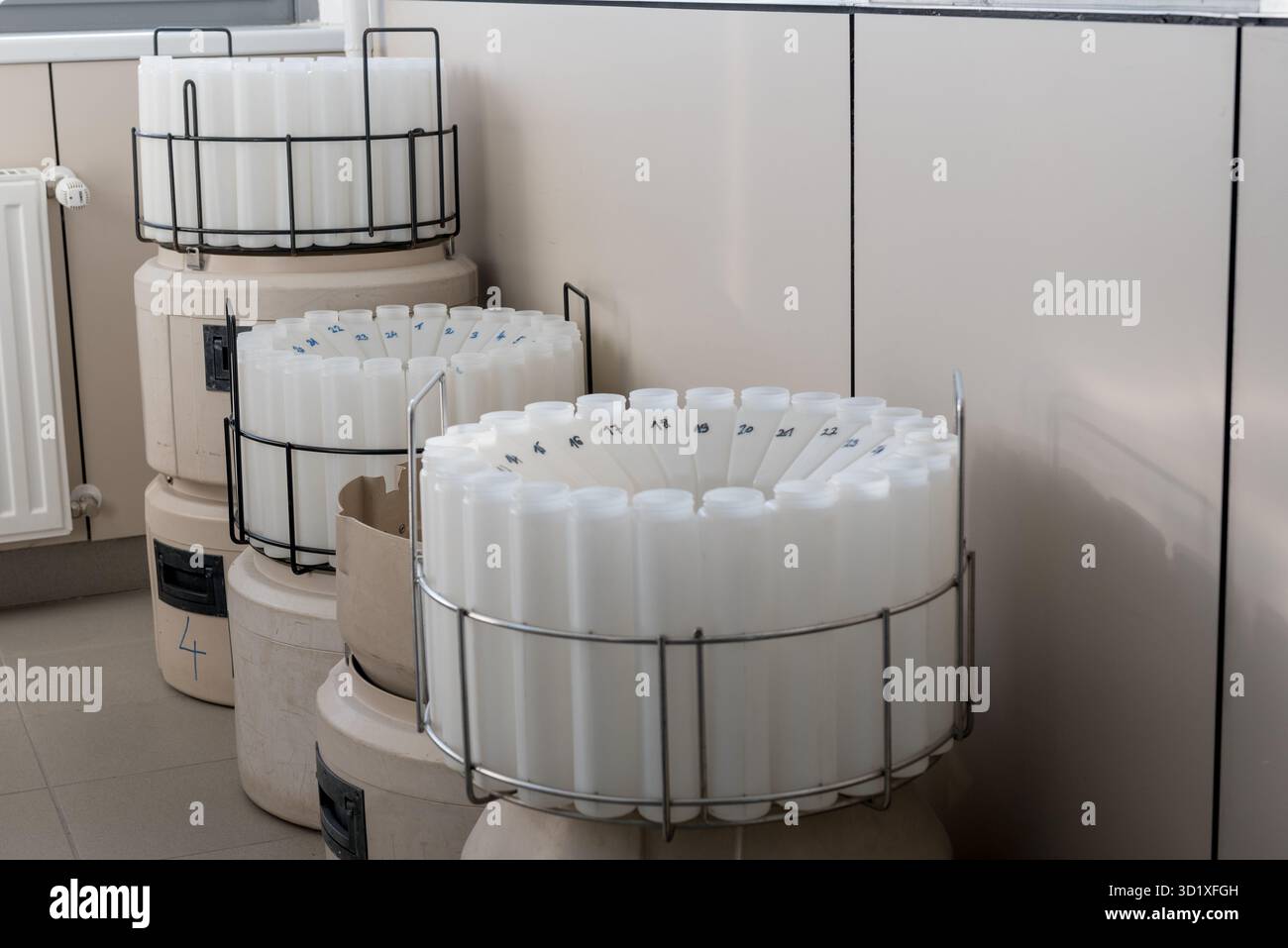 Accessori e contenitori per campionatore automatico di acque reflue posizionati su un banco da laboratorio, utilizzati per la raccolta e la conservazione di campioni d'acqua per ambienti Foto Stock