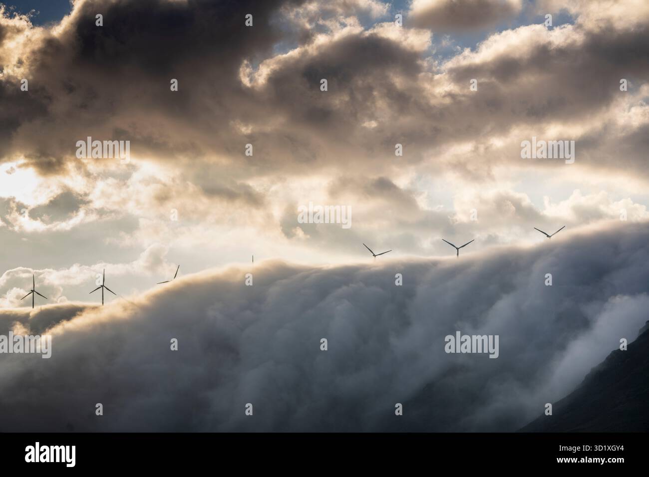 Turbine eoliche sul mare di ​​clouds Foto Stock