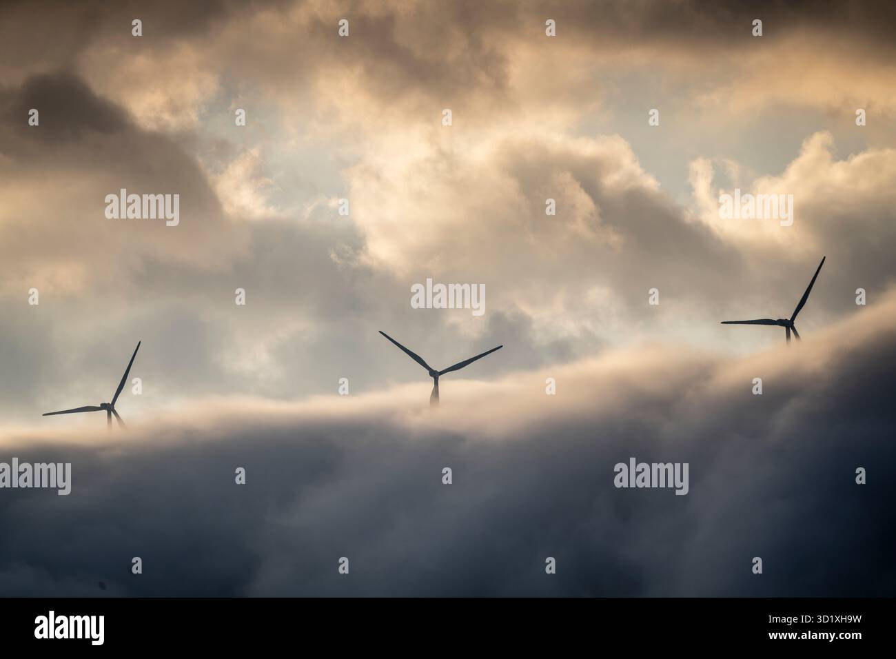 Turbine eoliche sul mare di ​​clouds Foto Stock