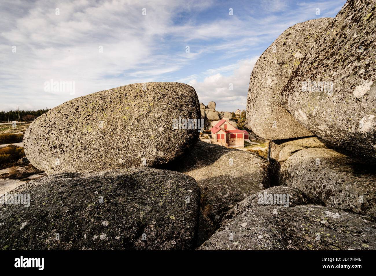 Casa tra blocchi di roccia Foto Stock