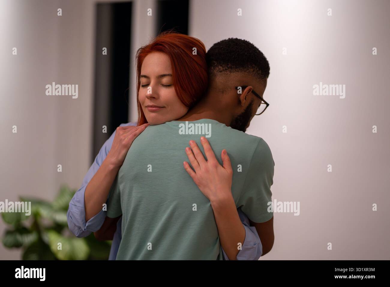 Un ragazzo e una ragazza neri che abbracciano un momento di forti sentimenti d'amore e di amicizia. Coppia amorevole Foto Stock