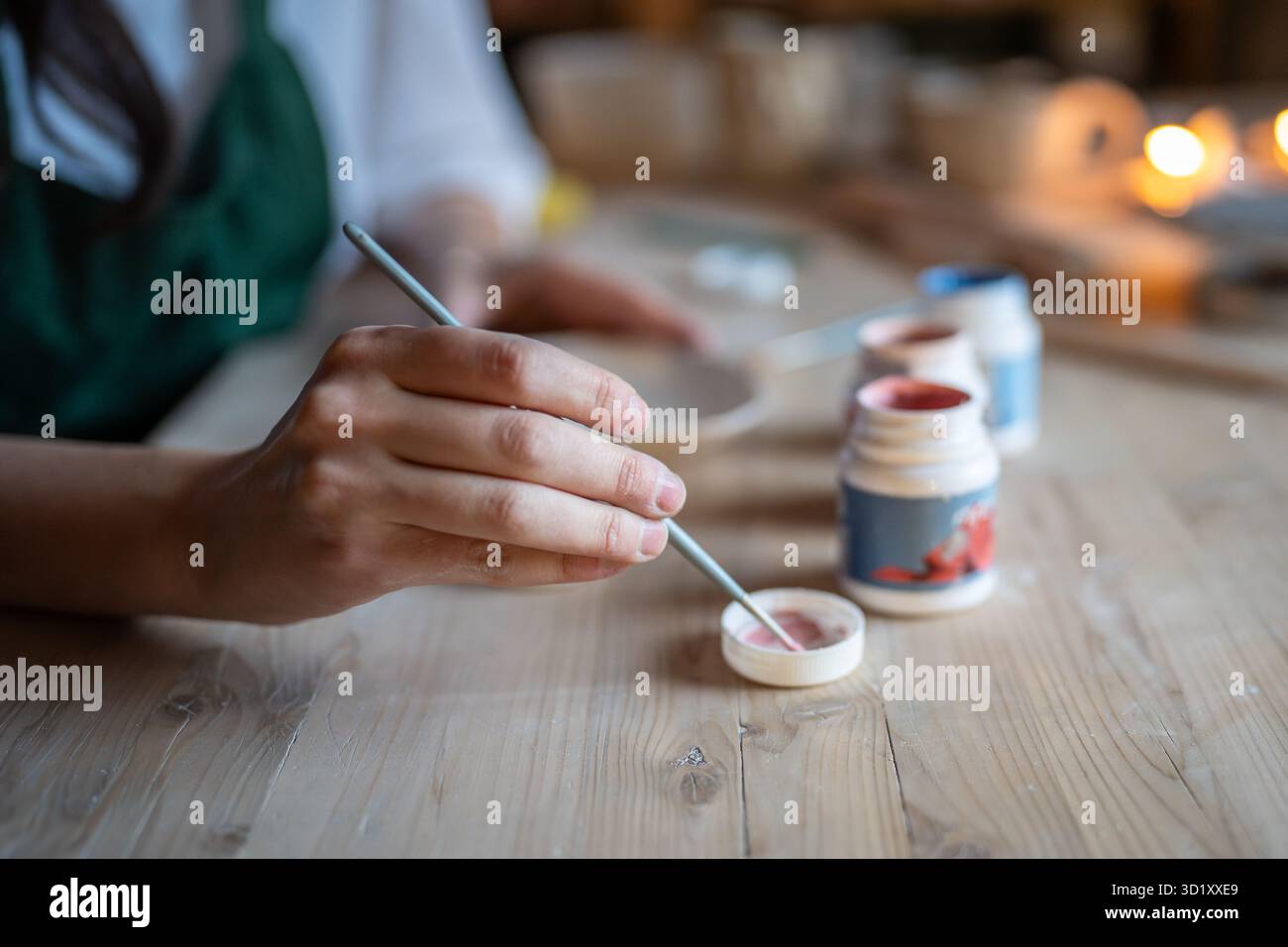 Spazzola con vernici artigianali in acrilico per la decorazione in ceramica. Design in argilla fatto a mano Foto Stock
