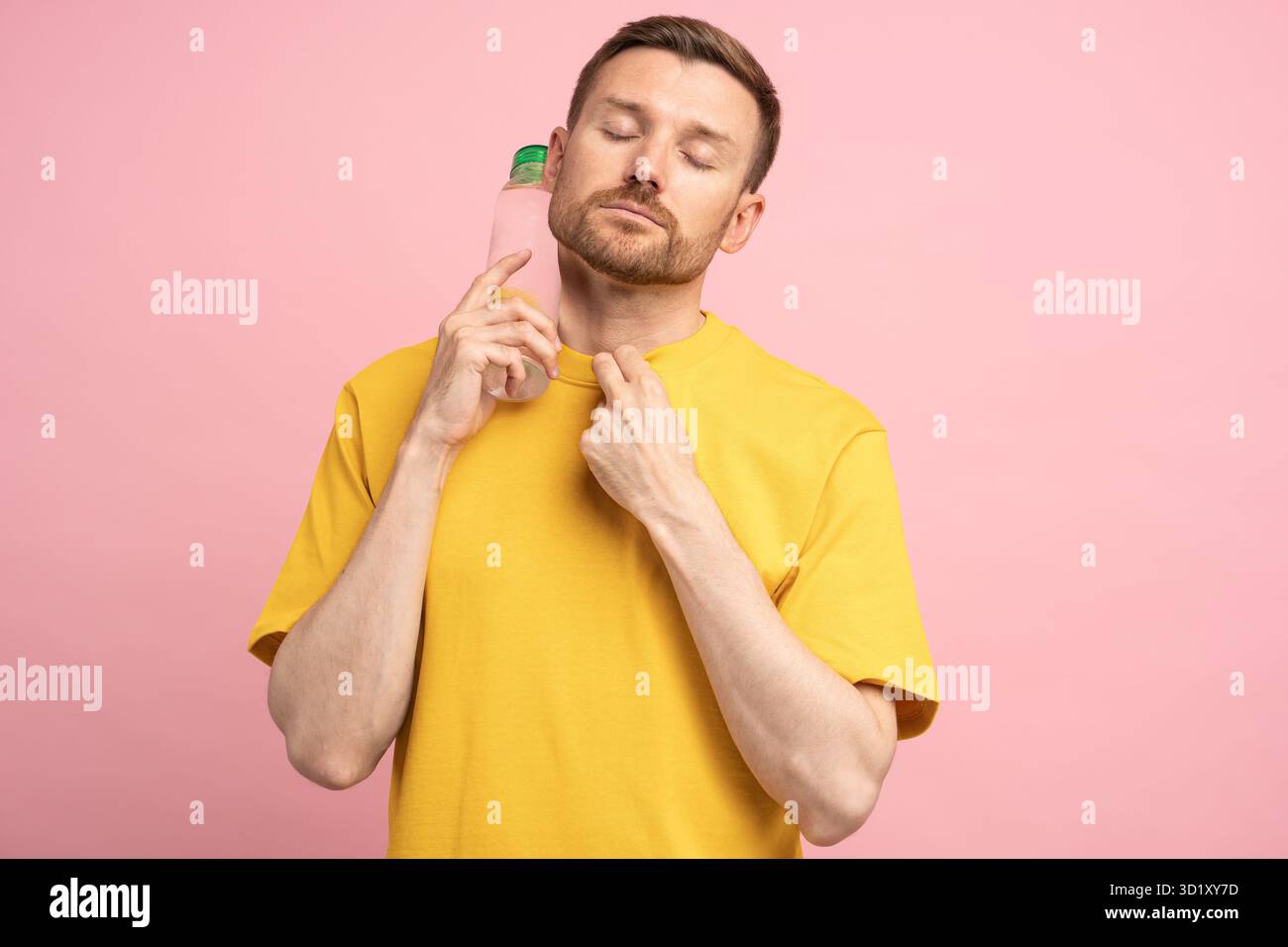 L'uomo stanco soffre di calore e pressione sanguigna, mette bottiglia di acqua fredda al collo, si sente disidratato. Foto Stock