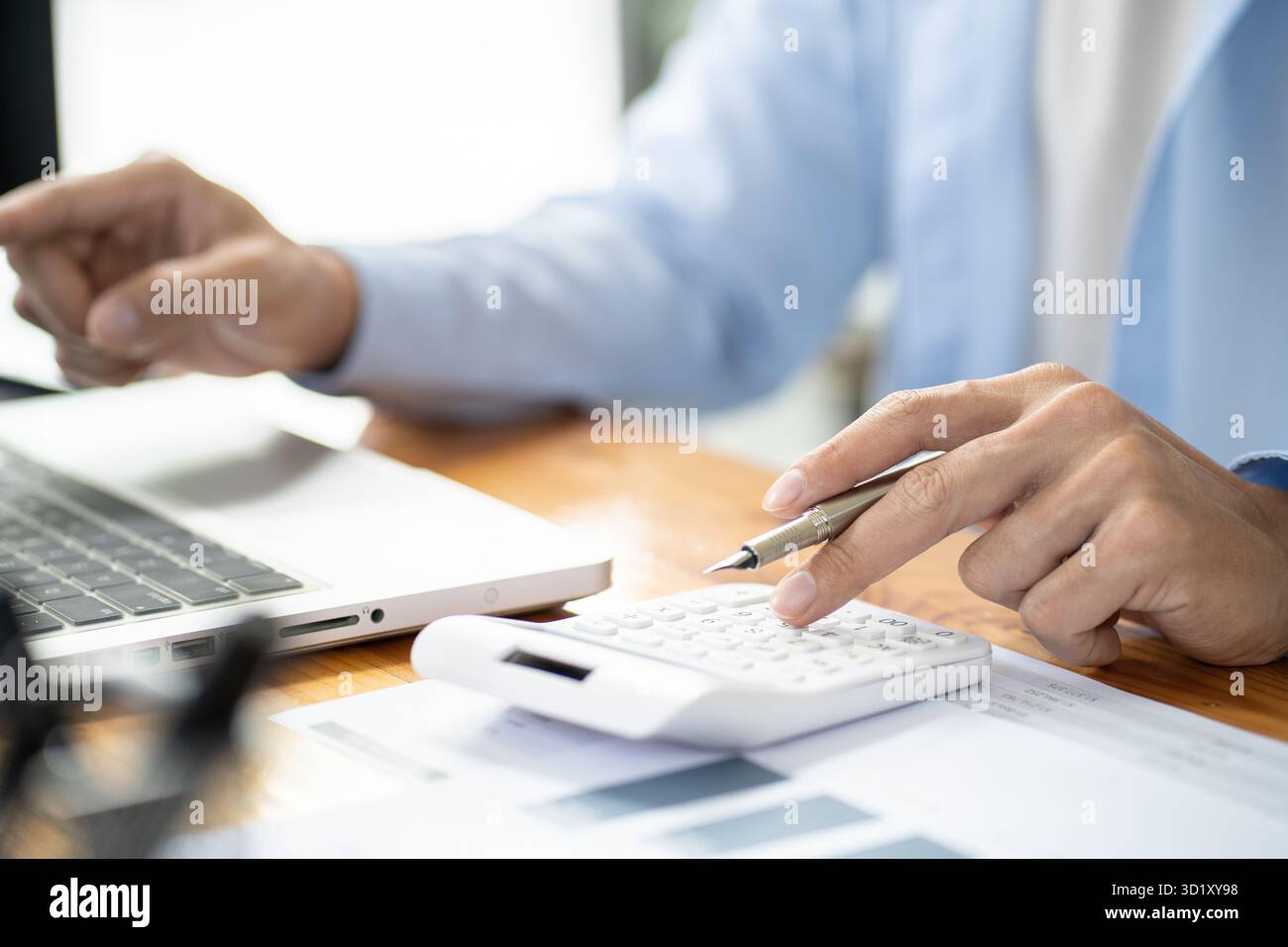 E learning studente online Conferenza VDO lavoro da casa lavoro remoto conversazione online su laptop webcam conferenza lavoro wi Foto Stock