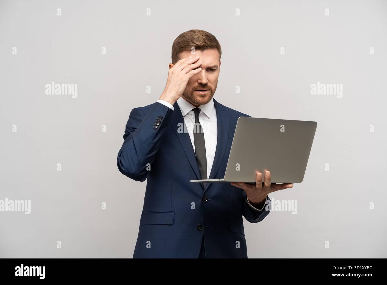 Commerciante frustrato con un notebook in mano. Crollo degli affari, difficoltà, problemi finanziari Foto Stock
