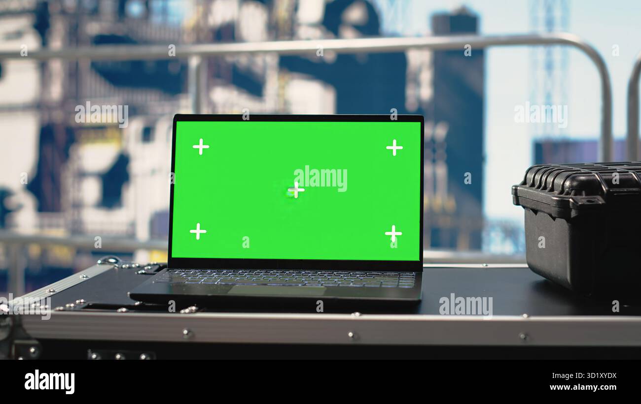 Tablet dimostrativo con schermo verde sulle prestazioni delle operazioni di monitoraggio delle navi del carro di perforazione. Dispositivo chiave Chroma sul ponte piattaforma offshore con applicazione utilizzata per controllare i sistemi in remoto, panning shot Foto Stock