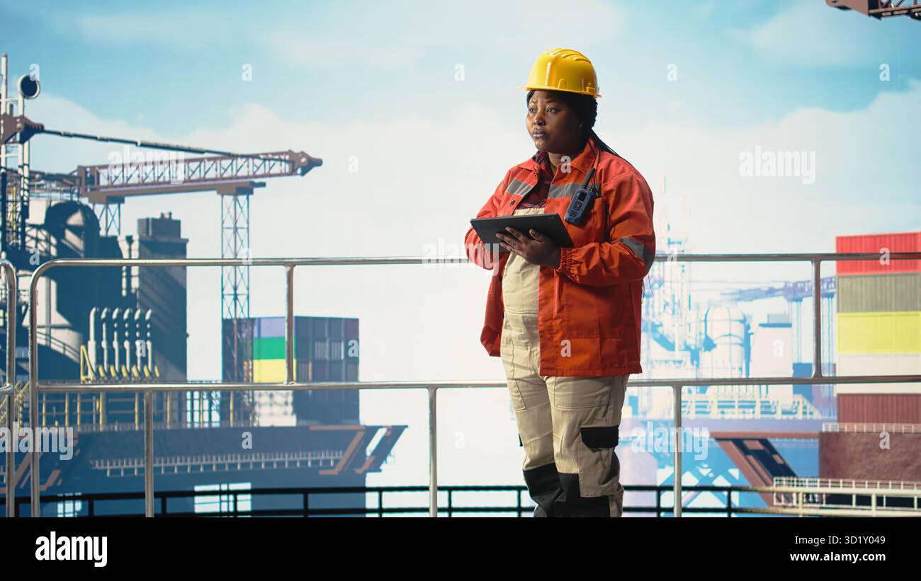 I colleghi della piattaforma offshore supervisionano le operazioni del ponte con un notebook, calibrano le apparecchiature per garantire la conformità alla sicurezza. Team che si occupa di manutenzione degli attrezzi del carro di perforazione, dei sistemi di monitoraggio, Foto Stock