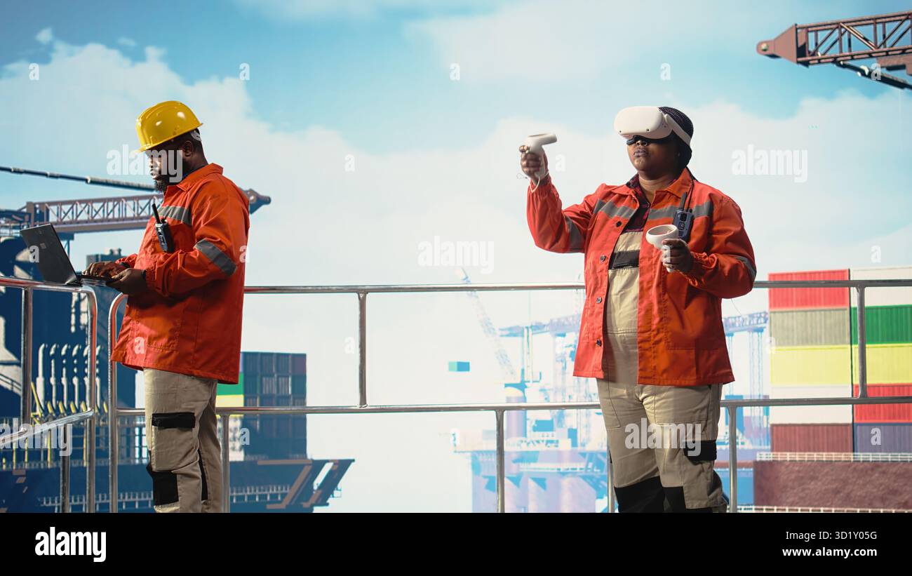 Tecnici di perforazione offshore che monitorano le operazioni utilizzando occhiali di protezione VR, che eseguono la manutenzione. Il team di progettazione dei carri di perforazione esamina le operazioni energetiche utilizzando la tecnologia di realtà virtuale, Foto Stock