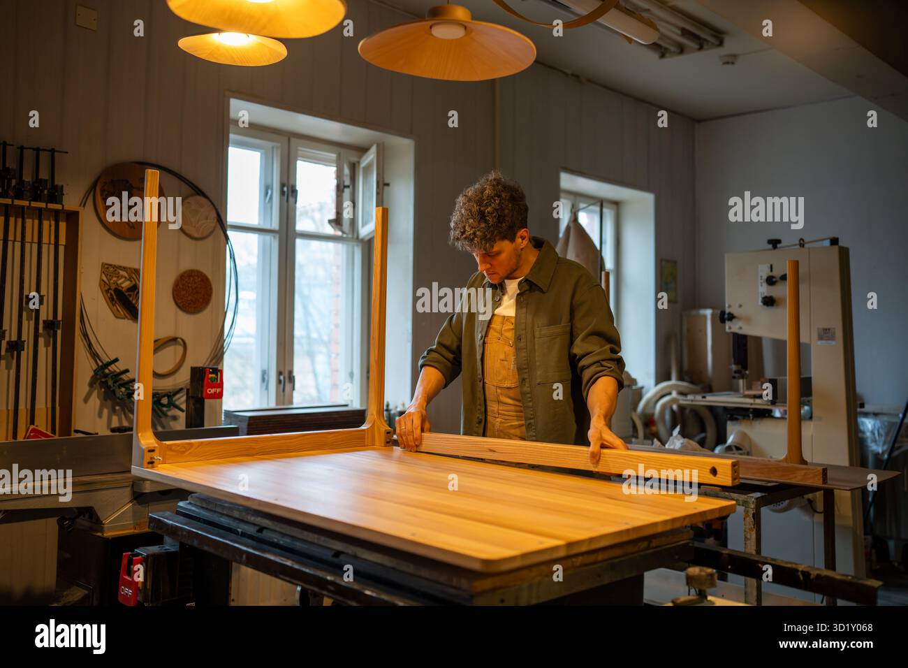 Officina di falegnameria, artigiano specializzato nel lavoro. Falegnameria, falegnameria. Piccola impresa. FAI DA TE. Foto Stock