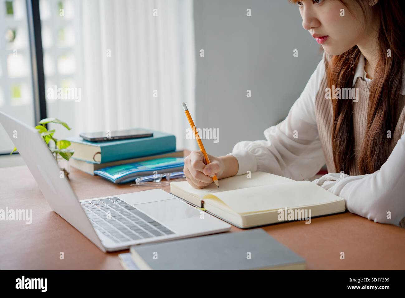 Donna asiatica che usa il laptop per studiare studentessa impegnata nell'apprendimento online all'università. Foto Stock