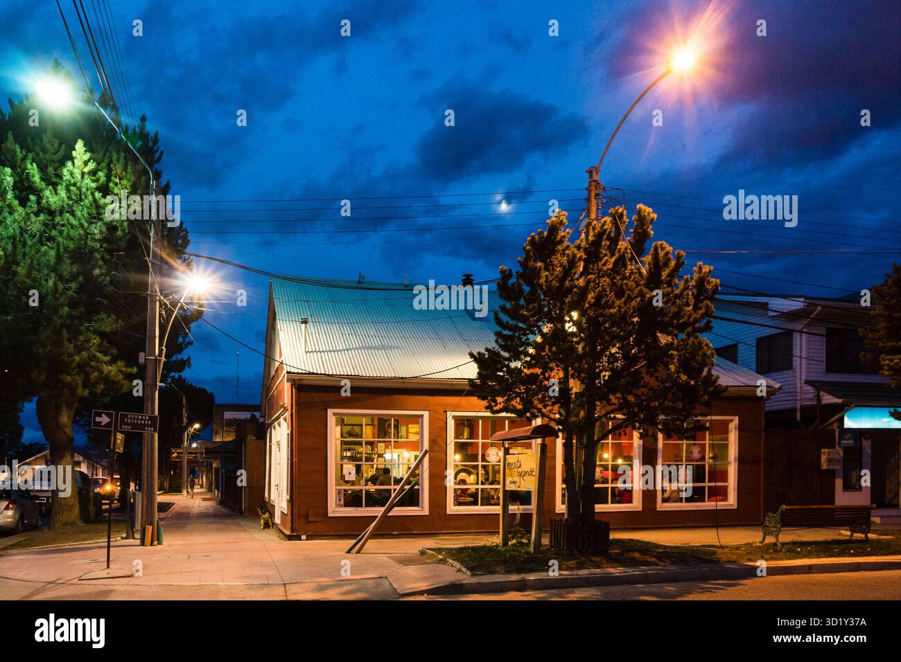 Ristorante tipico illuminato, Puerto Natales, regione di Magallanes, Antartide cilena, Patagonia, Repubblica del Cile, Sud America Foto Stock
