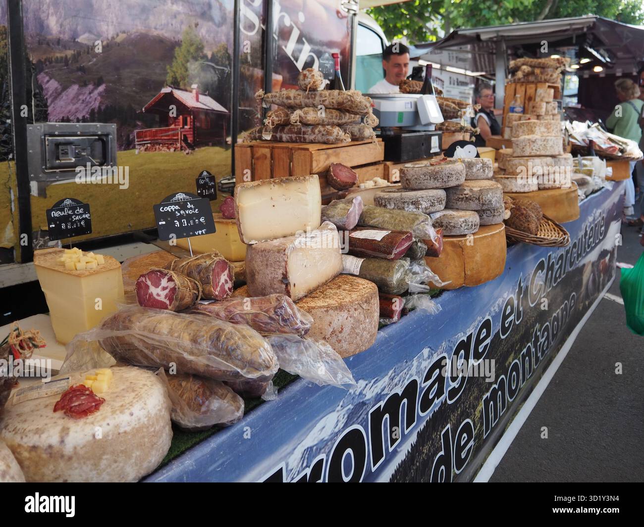 Chiosco di formaggi al mercato mattutino di Deauville, Normandia, Francia, con formaggi artigianali esposti all'aperto Foto Stock
