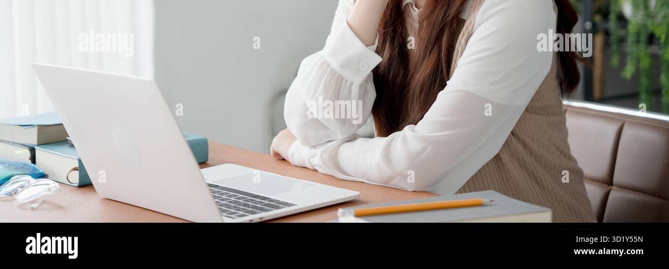 Donna asiatica che guarda video da una classe online Foto Stock