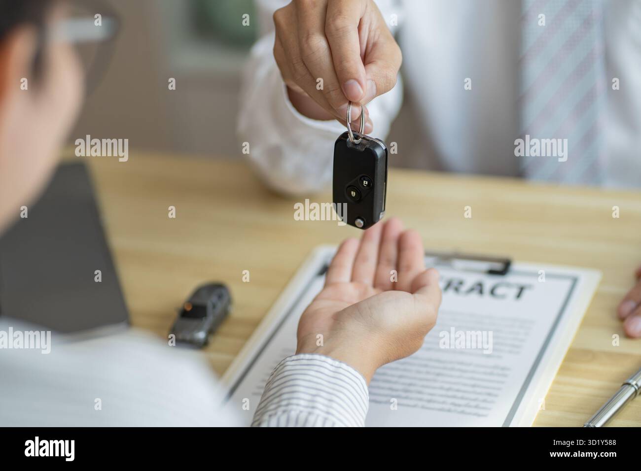 Agente assicurativo del registro delle perdite che ispeziona la vettura danneggiata. Il responsabile delle vendite fornisce un documento del modulo di richiesta di consulenza che prende in considerazione il morgag Foto Stock
