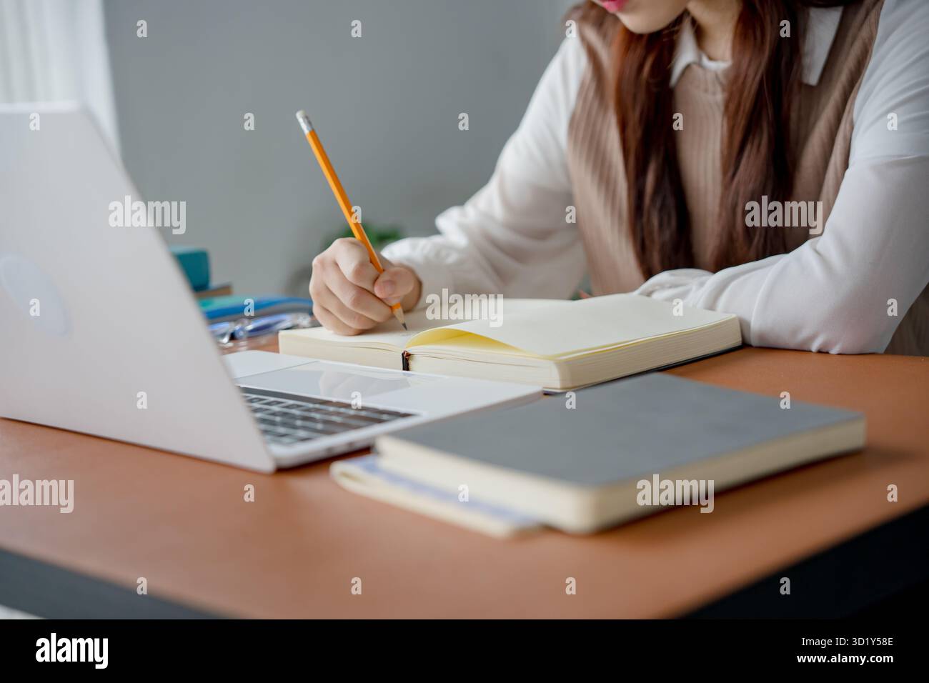 Donna asiatica che usa il laptop per studiare studentessa impegnata nell'apprendimento online all'università. Foto Stock