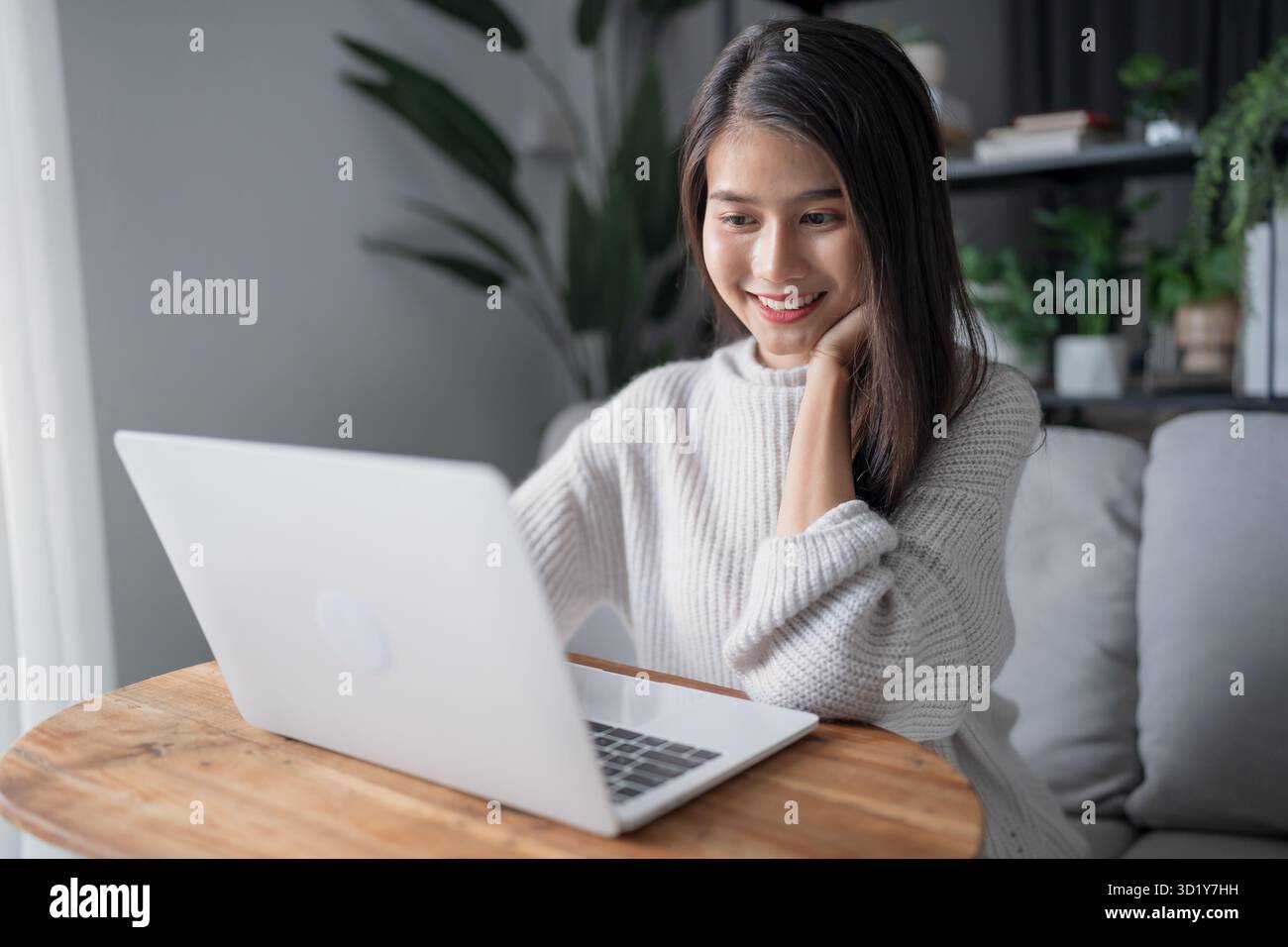 Donna d'affari asiatica VDO Call Conference lavoro conversazione chat video online su laptop webcam conferenza lavoro con laptop onli Foto Stock