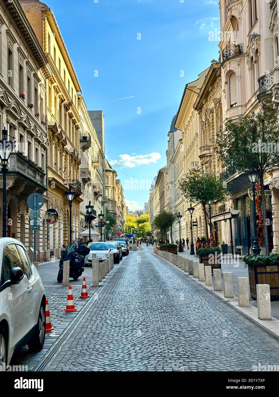 Mattinata tranquilla su una strada europea, dove la luce del sole tocca dolcemente i vecchi edifici e il rumore delle orme risuona sulle lastricate. Un pacifico - Immagine stock catturata con smartphone