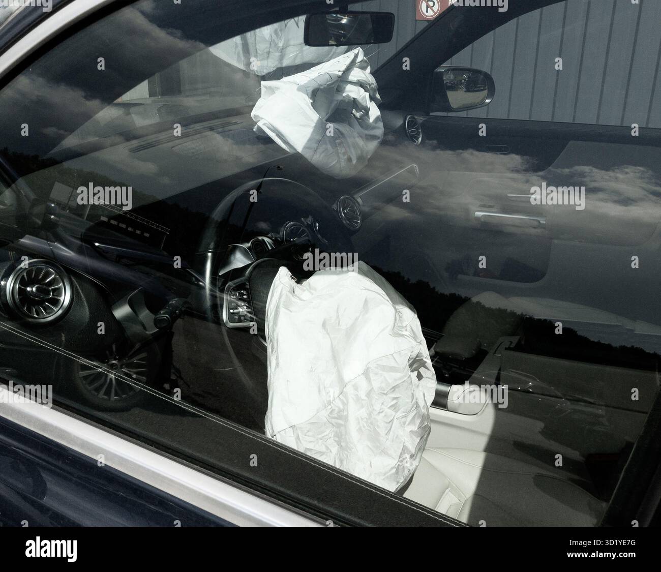 auto di lusso con airbag protettivi aperti a causa dell'impatto frontale Foto Stock