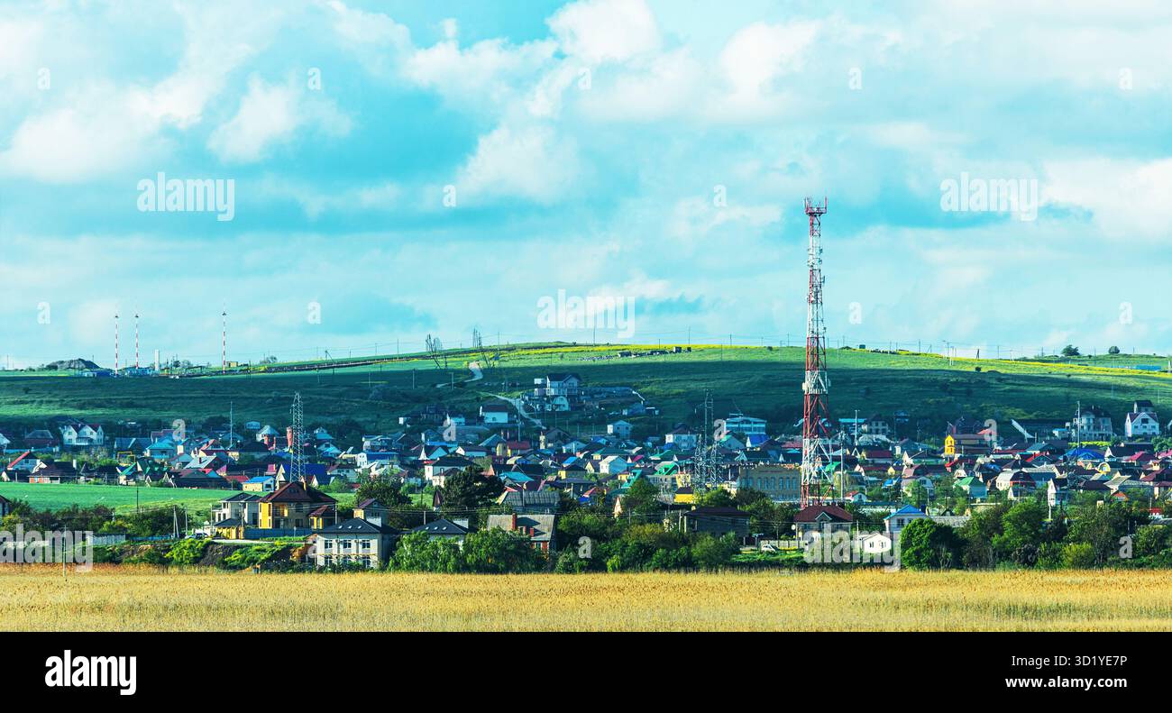 Paesaggio urbano con torre di comunicazione all'ora d'oro. Europa orientale Foto Stock