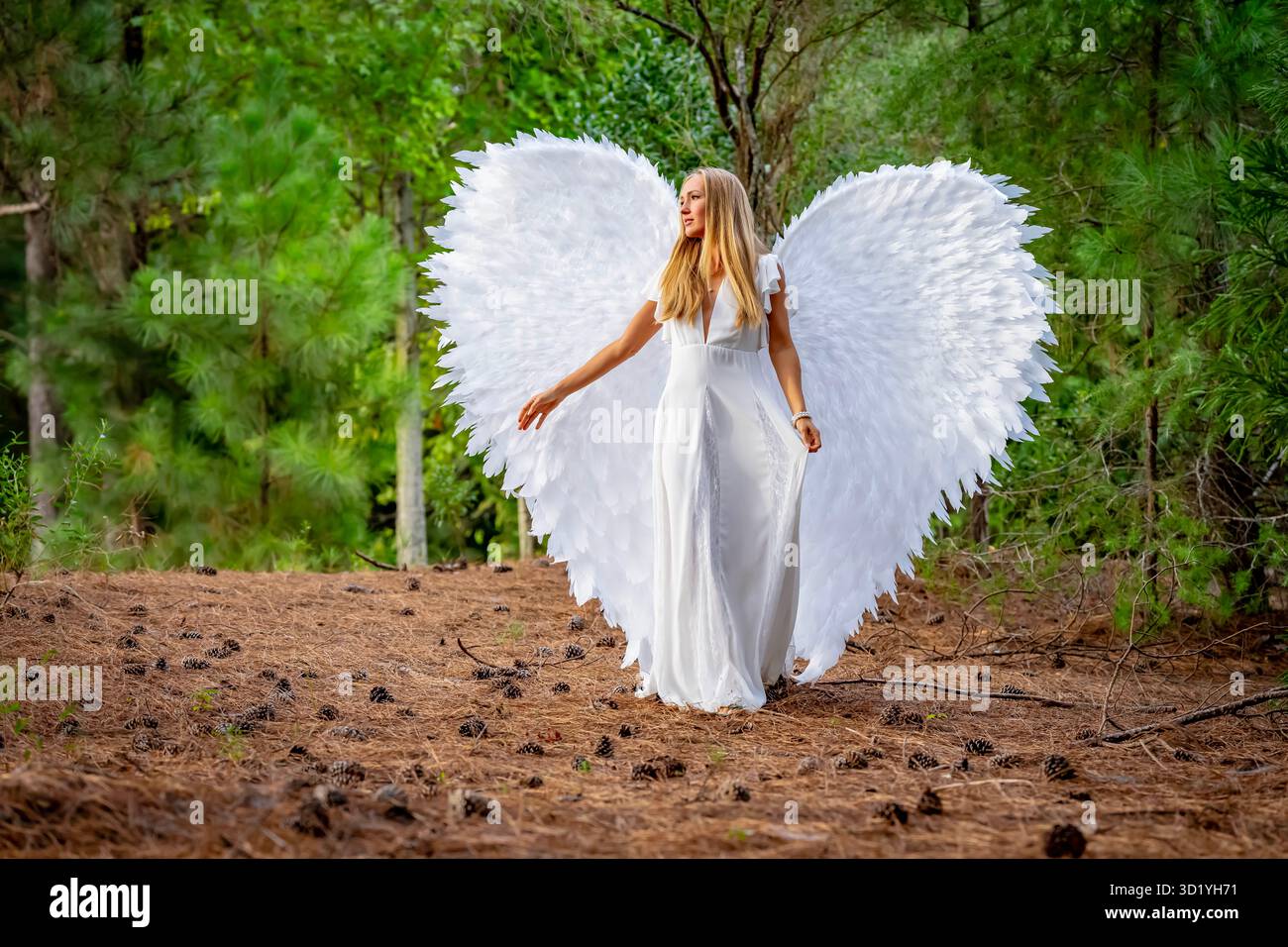 Serenity in White: The Poise of an Angel Foto Stock