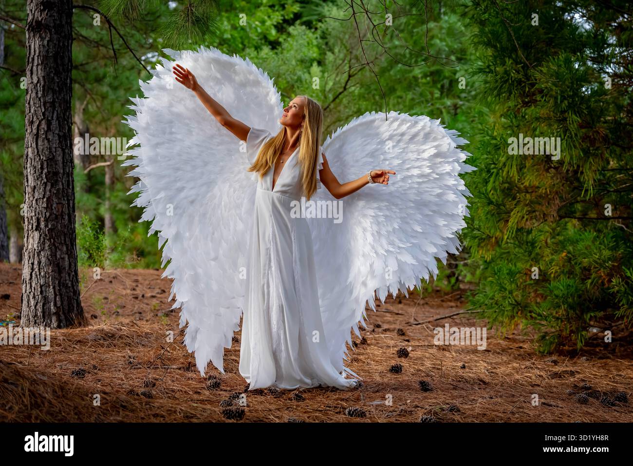 Serenity in White: The Poise of an Angel Foto Stock