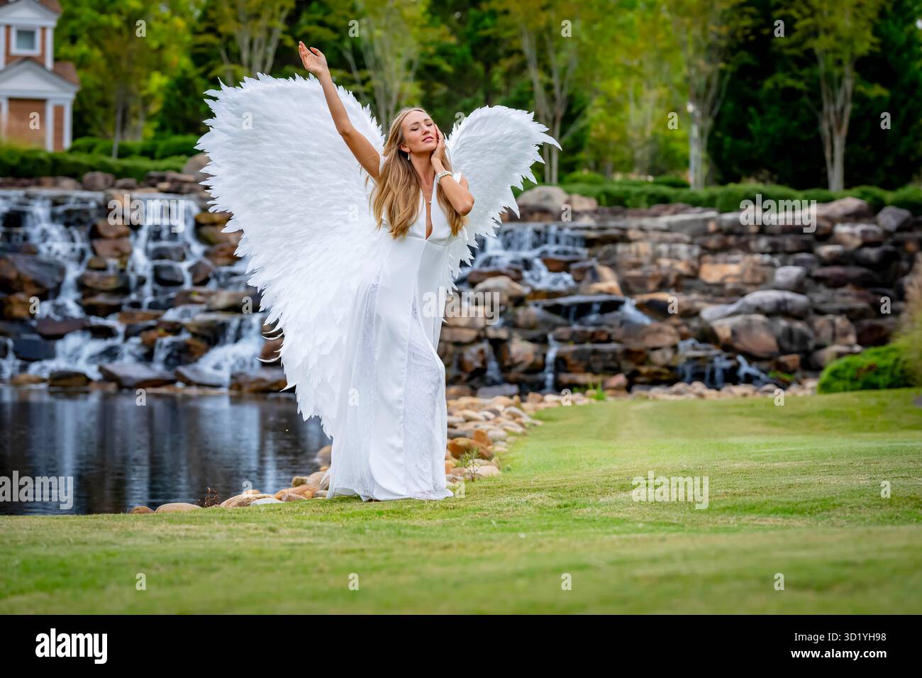 Serenity in White: The Poise of an Angel Foto Stock