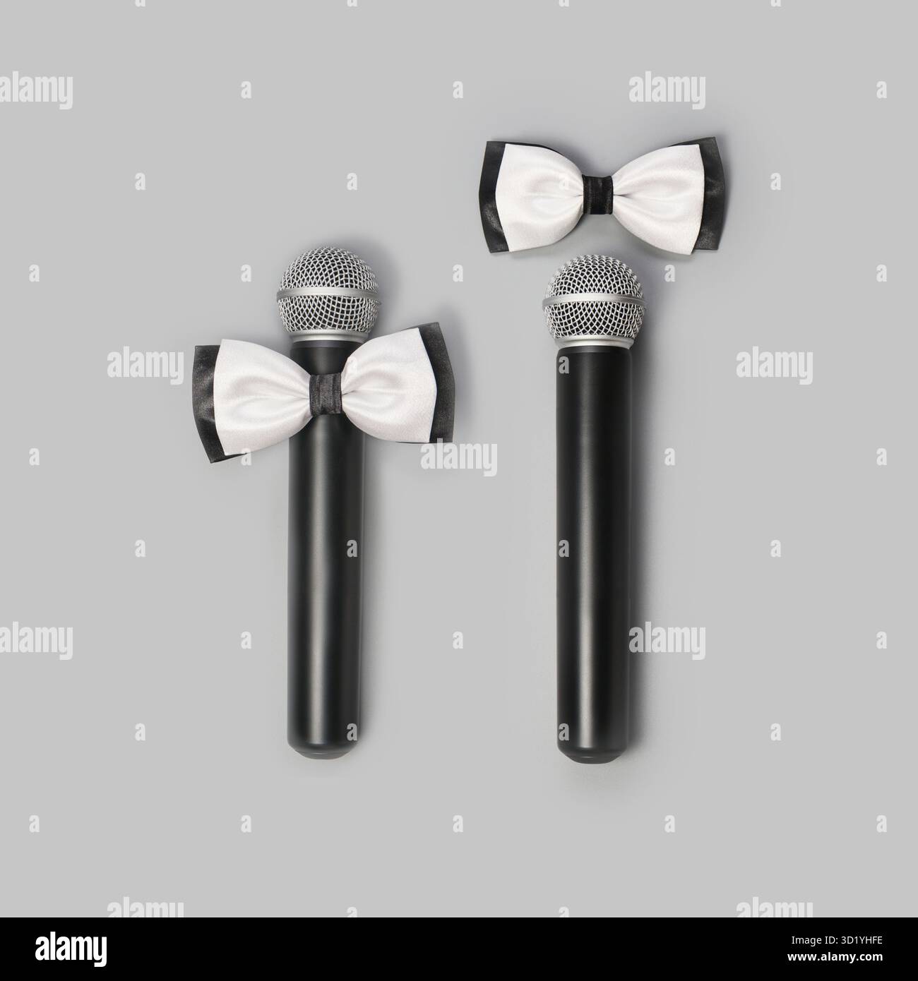 Concetto di microfono per ragazzi e ragazze. Sfondo grigio. Artista cantante. Tessera parlante in pubblico. Persona del podcast di intrattenimento. Mana evento Foto Stock