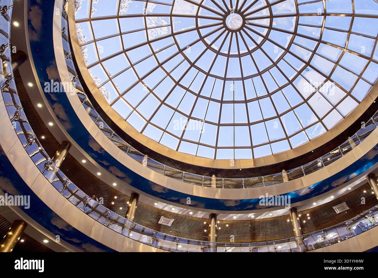 Cupola interna con lucernario in un moderno centro commerciale con elegante architettura circolare e soffitto simmetrico in vetro Foto Stock