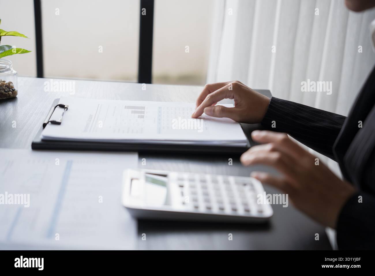 Donna asiatica di mezza età revisore dei conti o personale del servizio delle entrate interno donna d'affari anziana anziana che controlla annuale finanziaria donna p Foto Stock