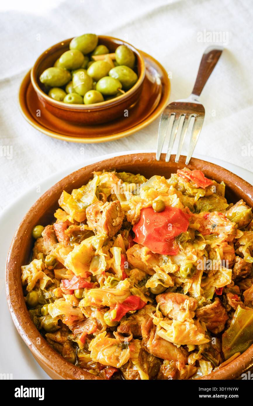 Zuppe di Maiorca - zuppe secche, brodo vegetale e fette sottili di pane marrone secco, Maiorca, Isole Baleari, Spagna Foto Stock