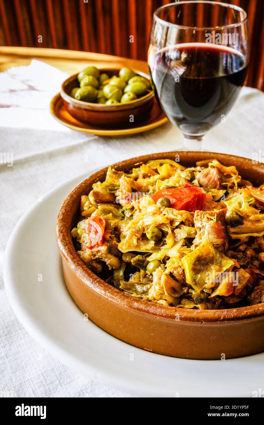 Zuppe di Maiorca - zuppe secche, brodo vegetale e fette sottili di pane marrone secco, Maiorca, Isole Baleari, Spagna Foto Stock