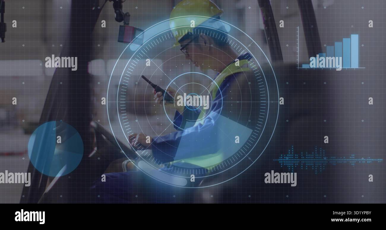 Trattenere il radiooperatore portatile che tira le leve dei carrelli elevatori nella cabina indossando casco e giubbotto con travi Foto Stock