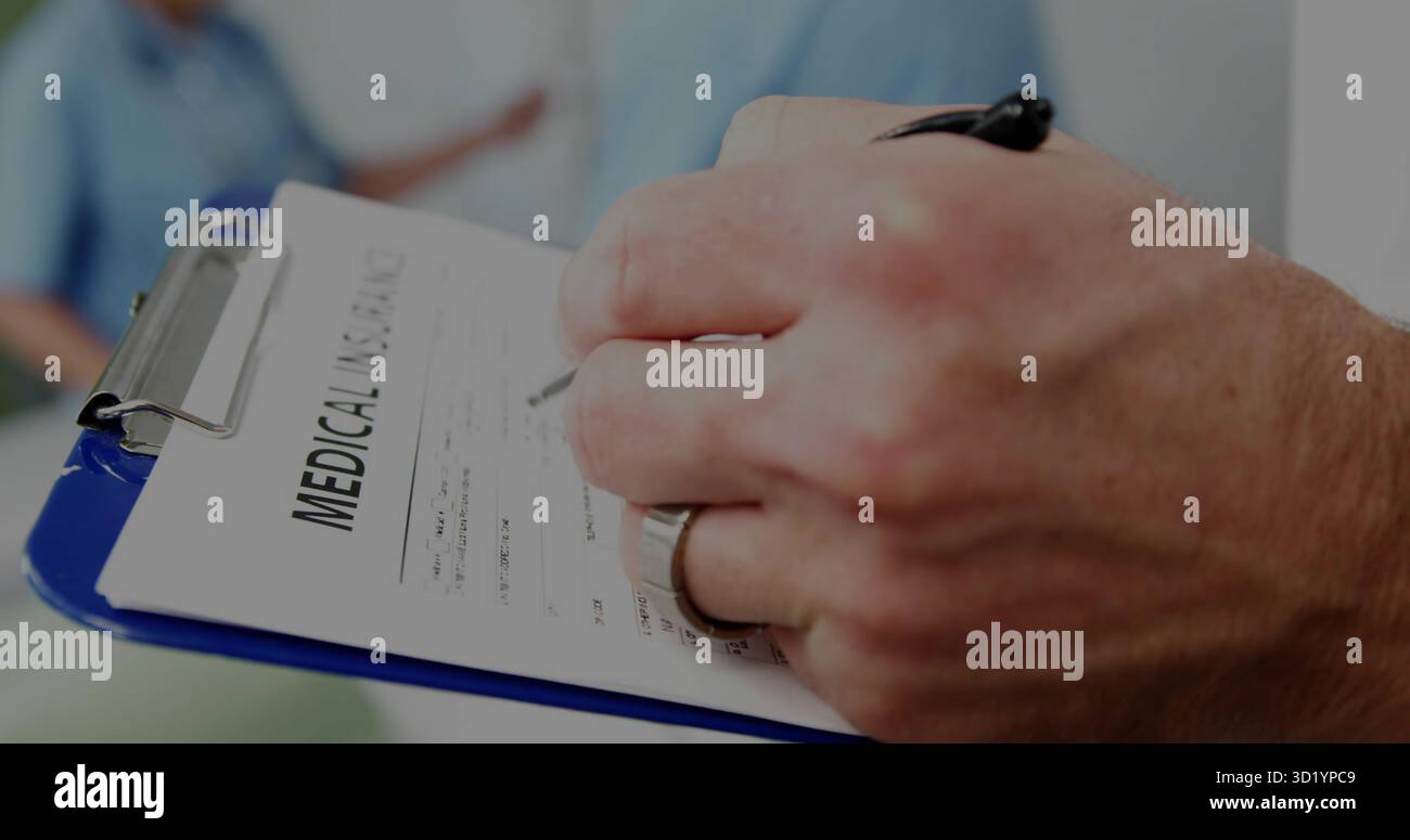 Paziente che compila il modulo di anamnesi medica su appunti blu nella sala esame, con penna, scrub, spazio di copia Foto Stock