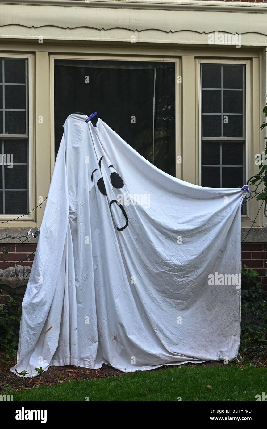 TORONTO, CANADA – 29 OTTOBRE 2025: Le decorazioni di Halloween sono allestite in una casa residenziale prima della vacanza. Foto Stock