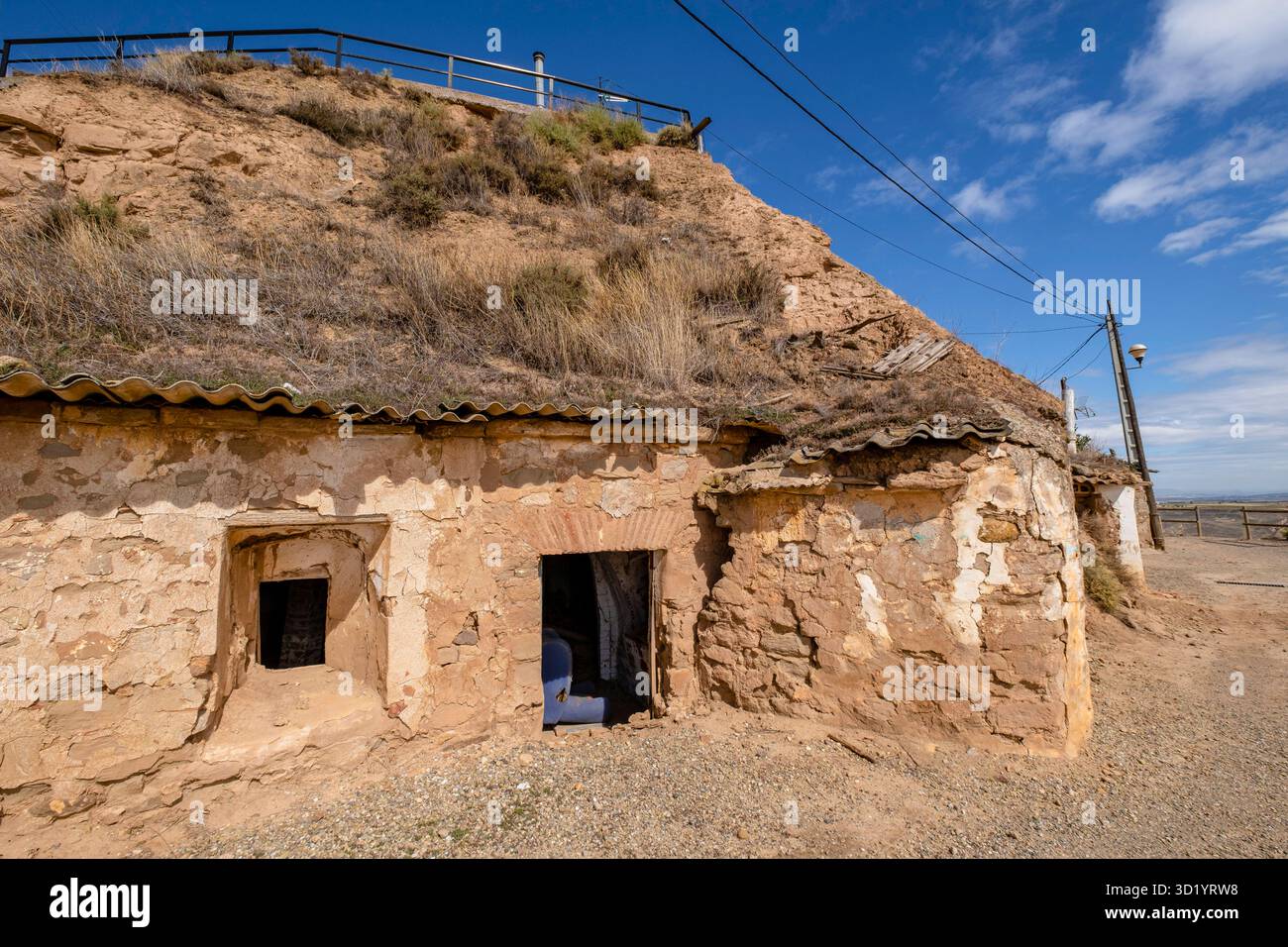 Cantine e grotte abitate in passato nella collina, Ausejo, la Rioja, Spagna, Europa Foto Stock