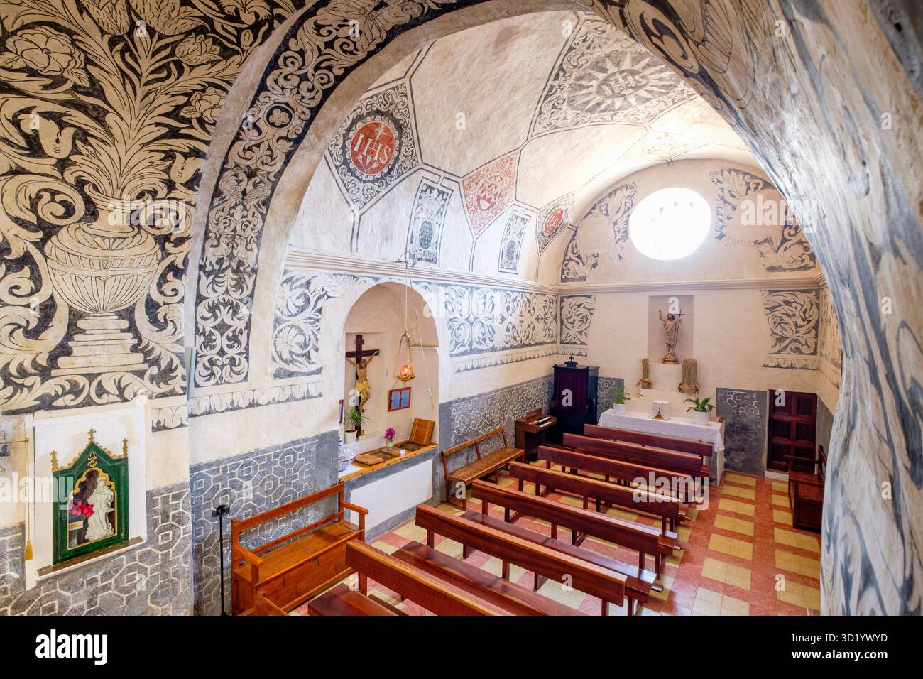 Affreschi con motivi floreali e religiosi, chiesa di San Miguel, XIV secolo, Sant Miquel de Balansat, municipale di Ibizan Foto Stock