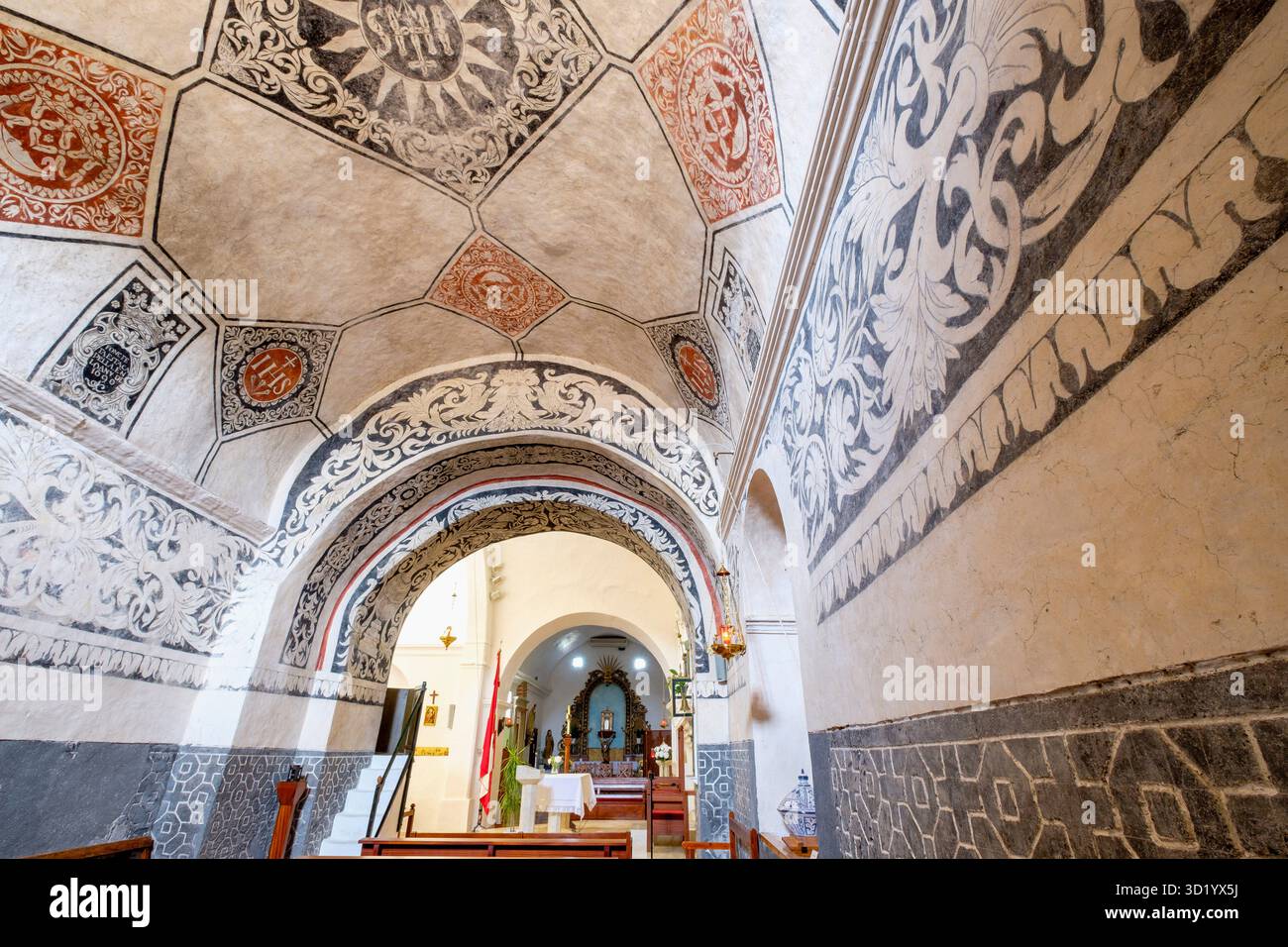 Affreschi con motivi floreali e religiosi, chiesa di San Miguel, XIV secolo, Sant Miquel de Balansat, municipale di Ibizan Foto Stock