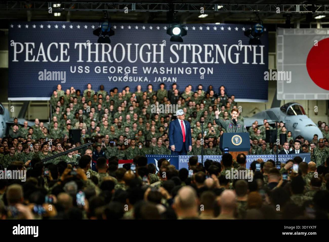 Il presidente Donald Trump partecipa a un evento "Peace through Strength" a bordo della USS George Washington alla base navale di Yokosuka, in Giappone, il 28 ottobre 2025. I membri del servizio USA e giapponesi si sono riuniti per celebrare la duratura alleanza militare tra le due nazioni. Per gentile concessione della Casa Bianca. Foto Stock