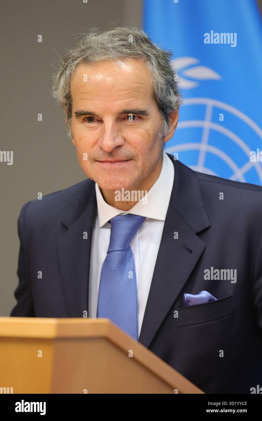 NAZIONI UNITE, NEW YORK – 29 OTTOBRE 2025: Rafael Mariano grossi, direttore generale dell’Agenzia internazionale per l’energia atomica (AIEA), ha informato i giornalisti dopo aver presentato il rapporto 2024 dell’Agenzia alle Nazioni Unite. Grossi ha discusso degli attuali sviluppi nucleari in Iran e nella Repubblica popolare democratica di Corea (RPDC), sottolineando la necessità di trasparenza e dialogo. Ha anche affrontato la sua candidatura per diventare il prossimo Segretario generale delle Nazioni Unite, sottolineando il continuo impegno per la pace globale, il multilateralismo e la non proliferazione. (Foto: Luiz Rampelotto/EuropaNewswire) Foto Stock