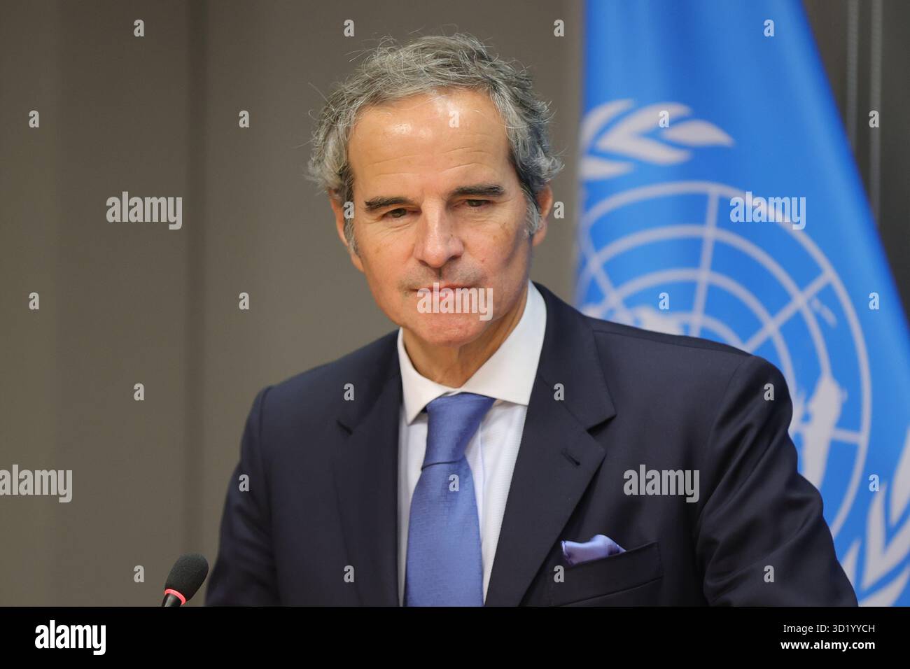NAZIONI UNITE, NEW YORK – 29 OTTOBRE 2025: Rafael Mariano grossi, direttore generale dell’Agenzia internazionale per l’energia atomica (AIEA), ha informato i giornalisti dopo aver presentato il rapporto 2024 dell’Agenzia alle Nazioni Unite. Grossi ha discusso degli attuali sviluppi nucleari in Iran e nella Repubblica popolare democratica di Corea (RPDC), sottolineando la necessità di trasparenza e dialogo. Ha anche affrontato la sua candidatura per diventare il prossimo Segretario generale delle Nazioni Unite, sottolineando il continuo impegno per la pace globale, il multilateralismo e la non proliferazione. (Foto: Luiz Rampelotto/EuropaNewswire) Foto Stock