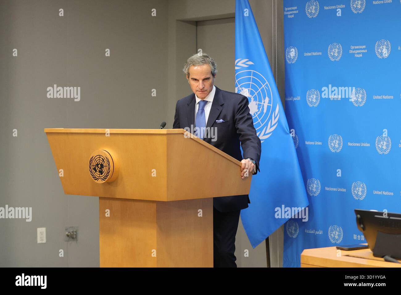 NAZIONI UNITE, NEW YORK – 29 OTTOBRE 2025: Rafael Mariano grossi, direttore generale dell’Agenzia internazionale per l’energia atomica (AIEA), ha informato i giornalisti dopo aver presentato il rapporto 2024 dell’Agenzia alle Nazioni Unite. Grossi ha discusso degli attuali sviluppi nucleari in Iran e nella Repubblica popolare democratica di Corea (RPDC), sottolineando la necessità di trasparenza e dialogo. Ha anche affrontato la sua candidatura per diventare il prossimo Segretario generale delle Nazioni Unite, sottolineando il continuo impegno per la pace globale, il multilateralismo e la non proliferazione. (Foto: Luiz Rampelotto/EuropaNewswire) Foto Stock