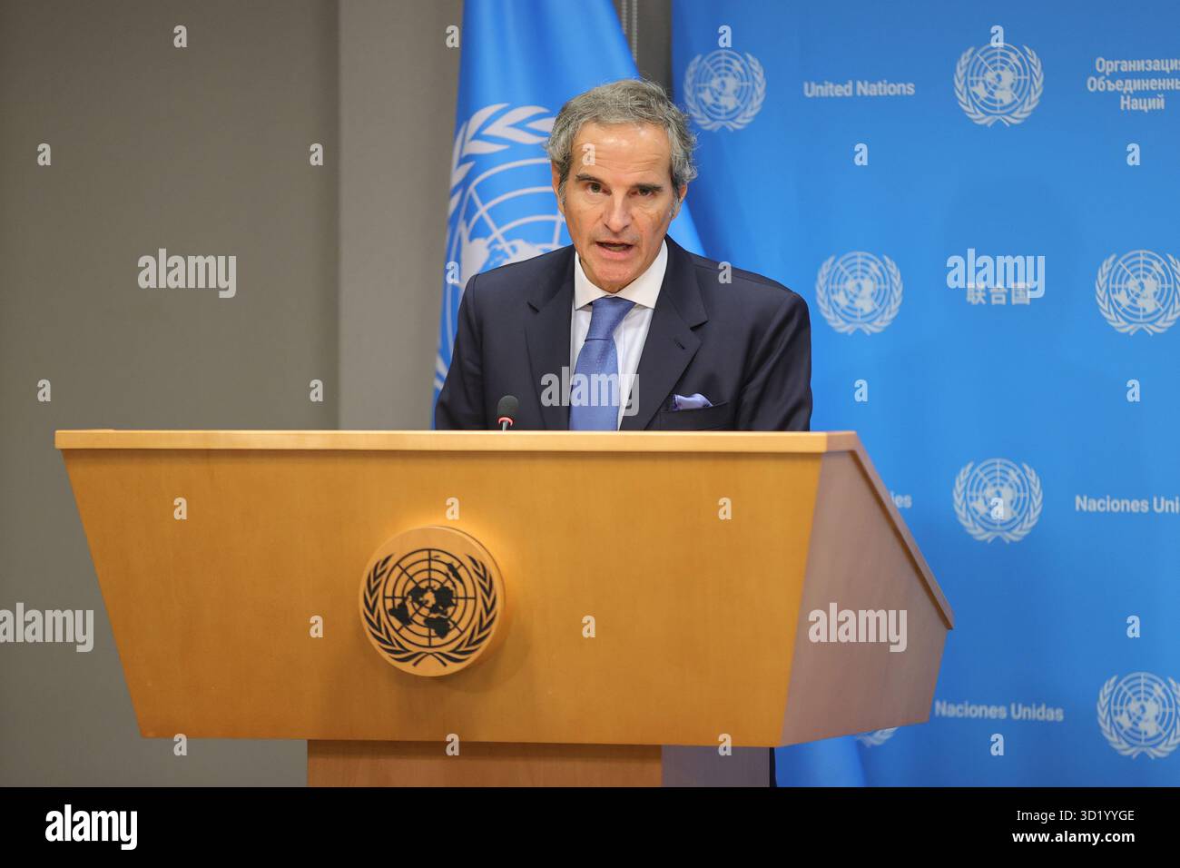 NAZIONI UNITE, NEW YORK – 29 OTTOBRE 2025: Rafael Mariano grossi, direttore generale dell’Agenzia internazionale per l’energia atomica (AIEA), ha informato i giornalisti dopo aver presentato il rapporto 2024 dell’Agenzia alle Nazioni Unite. Grossi ha discusso degli attuali sviluppi nucleari in Iran e nella Repubblica popolare democratica di Corea (RPDC), sottolineando la necessità di trasparenza e dialogo. Ha anche affrontato la sua candidatura per diventare il prossimo Segretario generale delle Nazioni Unite, sottolineando il continuo impegno per la pace globale, il multilateralismo e la non proliferazione. (Foto: Luiz Rampelotto/EuropaNewswire) Foto Stock
