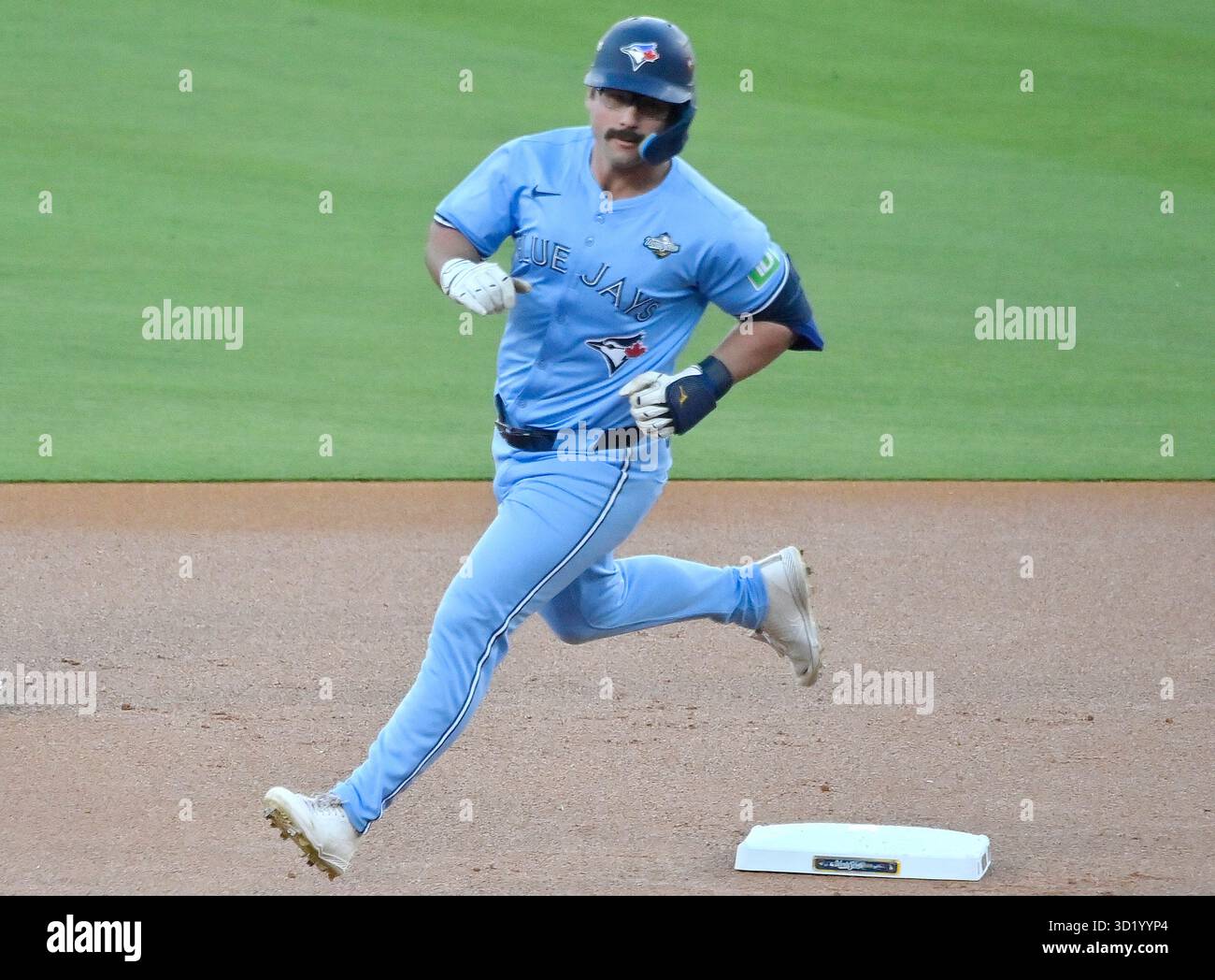 Los Angeles, Stati Uniti. 29 ottobre 2025. Toronto Blue Jays Davis Schneider (36) gestisce le basi dopo aver battuto un fuoricampo solista nel primo inning contro i Los Angeles Dodgers durante gara 5 delle MLB World Series al Dodger Stadium di Los Angeles mercoledì 29 ottobre 2025. Foto di Jim Ruymen/UPI credito: UPI/Alamy Live News Foto Stock