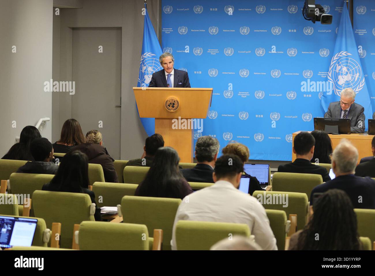 New York, New York, Stati Uniti. 29 ottobre 2025. NAZIONI UNITE, NEW YORK "" 29 OTTOBRE 2025: Rafael Mariano grossi, Direttore generale dell'Agenzia internazionale per l'energia atomica (AIEA), ha informato i giornalisti dopo aver presentato il rapporto 2024 dell'Agenzia alle Nazioni Unite. Grossi ha discusso degli attuali sviluppi nucleari in Iran e nella Repubblica democratica popolare di Corea (RPDC), sottolineando la necessità di trasparenza e dialogo. Ha anche affrontato la sua candidatura per diventare il prossimo Segretario generale delle Nazioni Unite, sottolineando il continuo impegno per la pace globale, il multilateralismo e la non proliferazione. (Credito IMA Foto Stock