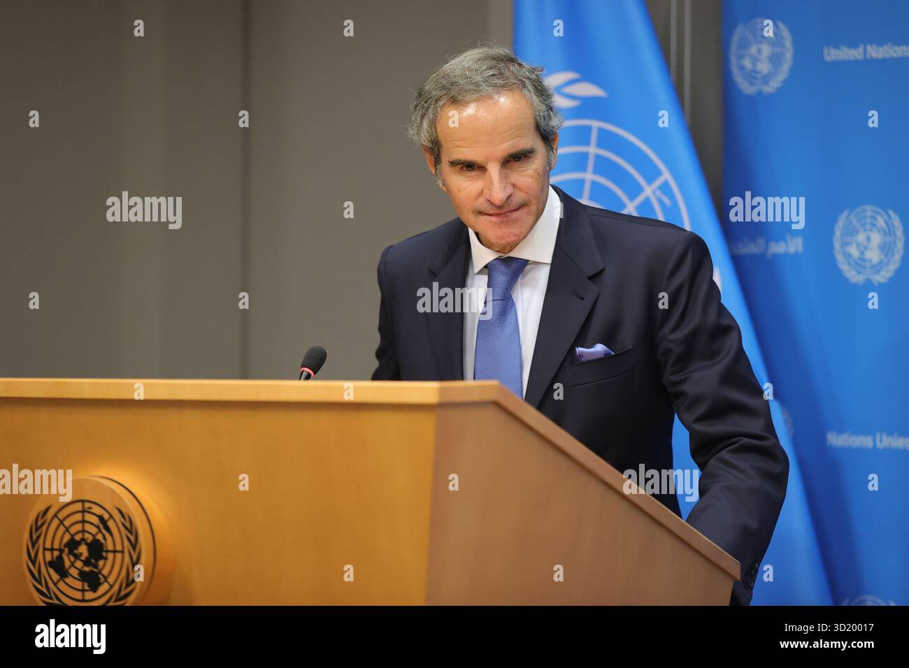 New York, New York, Stati Uniti. 29 ottobre 2025. NAZIONI UNITE, NEW YORK "" 29 OTTOBRE 2025: Rafael Mariano grossi, Direttore generale dell'Agenzia internazionale per l'energia atomica (AIEA), ha informato i giornalisti dopo aver presentato il rapporto 2024 dell'Agenzia alle Nazioni Unite. Grossi ha discusso degli attuali sviluppi nucleari in Iran e nella Repubblica democratica popolare di Corea (RPDC), sottolineando la necessità di trasparenza e dialogo. Ha anche affrontato la sua candidatura per diventare il prossimo Segretario generale delle Nazioni Unite, sottolineando il continuo impegno per la pace globale, il multilateralismo e la non proliferazione. (Credito IMA Foto Stock
