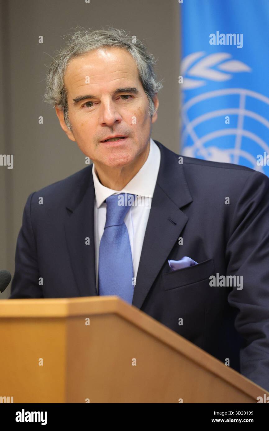 NAZIONI UNITE, NEW YORK - 29 OTTOBRE 2025: Rafael Mariano grossi, Direttore generale dell'Agenzia internazionale per l'energia atomica (AIEA), ha informato i giornalisti dopo aver presentato il rapporto 2024 dell'Agenzia alle Nazioni Unite. Grossi ha discusso degli attuali sviluppi nucleari in Iran e nella Repubblica democratica popolare di Corea (RPDC), sottolineando la necessità di trasparenza e dialogo. Ha anche affrontato la sua candidatura per diventare il prossimo Segretario generale delle Nazioni Unite, sottolineando il continuo impegno per la pace globale, il multilateralismo e la non proliferazione. (Foto: Luiz Rampelotto/EuropaNewswire/Sipa USA) Foto Stock