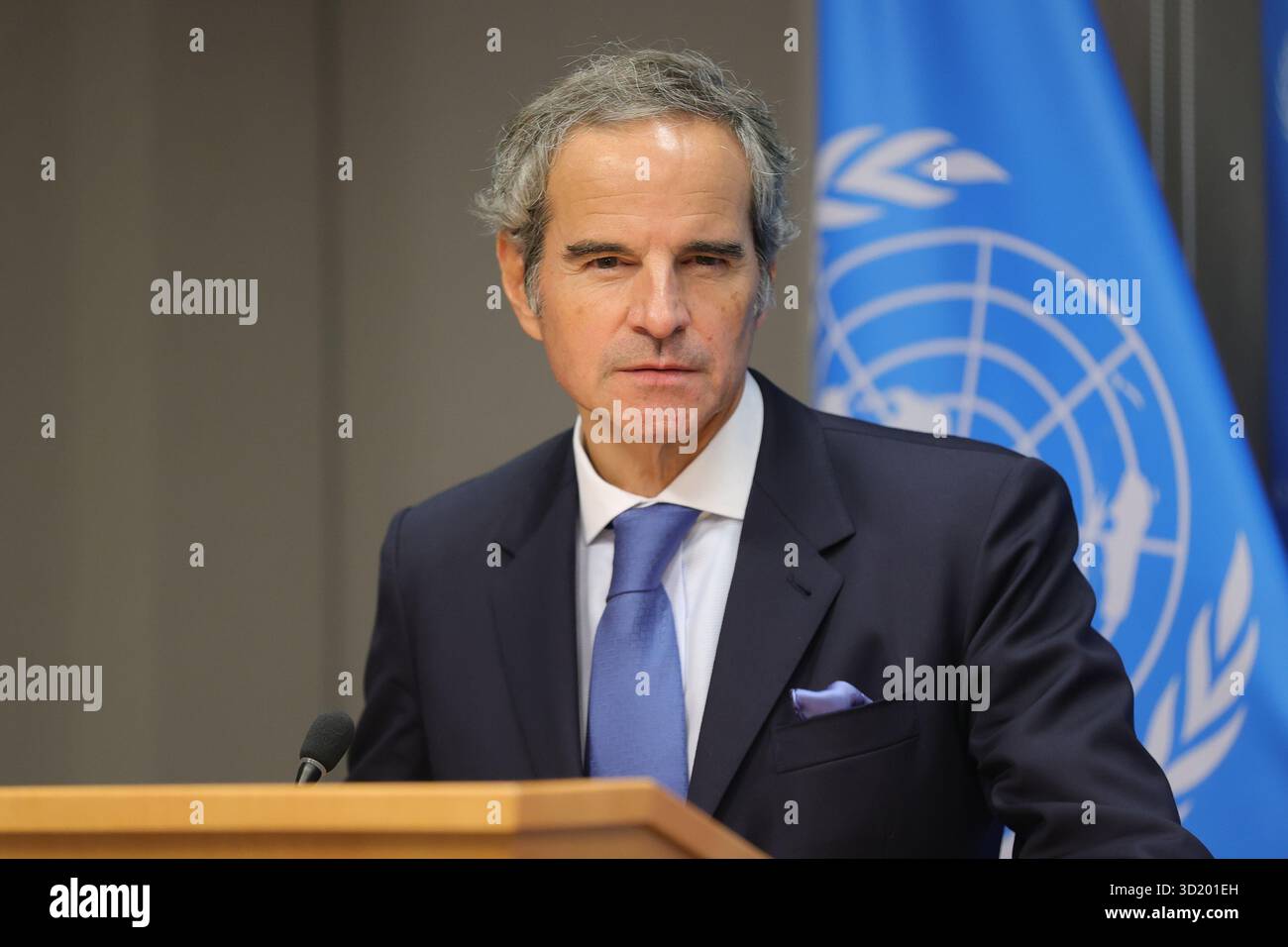 NAZIONI UNITE, NEW YORK - 29 OTTOBRE 2025: Rafael Mariano grossi, Direttore generale dell'Agenzia internazionale per l'energia atomica (AIEA), ha informato i giornalisti dopo aver presentato il rapporto 2024 dell'Agenzia alle Nazioni Unite. Grossi ha discusso degli attuali sviluppi nucleari in Iran e nella Repubblica democratica popolare di Corea (RPDC), sottolineando la necessità di trasparenza e dialogo. Ha anche affrontato la sua candidatura per diventare il prossimo Segretario generale delle Nazioni Unite, sottolineando il continuo impegno per la pace globale, il multilateralismo e la non proliferazione. (Foto: Luiz Rampelotto/EuropaNewswire/Sipa USA) Foto Stock