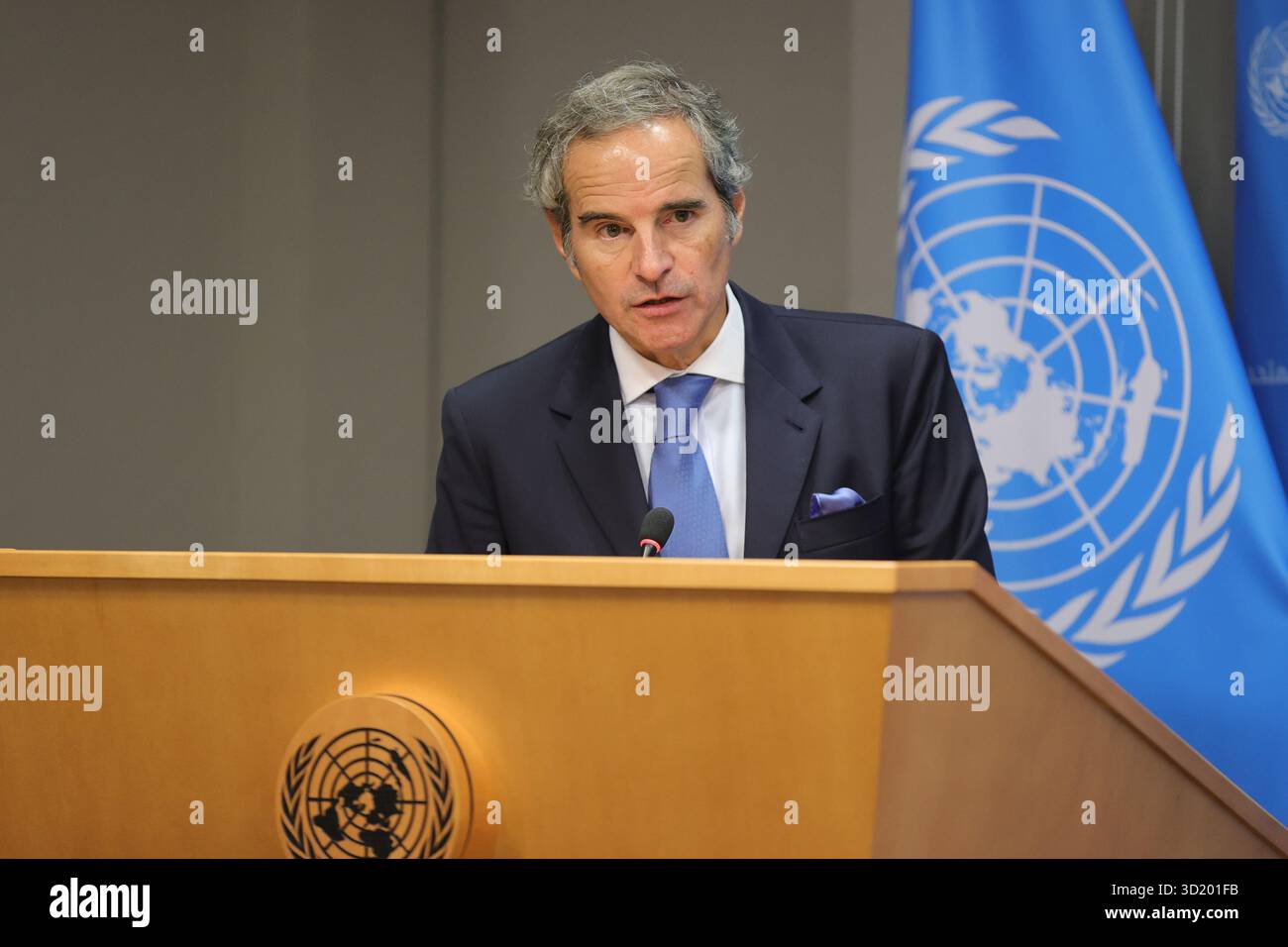 NAZIONI UNITE, NEW YORK - 29 OTTOBRE 2025: Rafael Mariano grossi, Direttore generale dell'Agenzia internazionale per l'energia atomica (AIEA), ha informato i giornalisti dopo aver presentato il rapporto 2024 dell'Agenzia alle Nazioni Unite. Grossi ha discusso degli attuali sviluppi nucleari in Iran e nella Repubblica democratica popolare di Corea (RPDC), sottolineando la necessità di trasparenza e dialogo. Ha anche affrontato la sua candidatura per diventare il prossimo Segretario generale delle Nazioni Unite, sottolineando il continuo impegno per la pace globale, il multilateralismo e la non proliferazione. (Foto: Luiz Rampelotto/EuropaNewswire/Sipa USA) Foto Stock