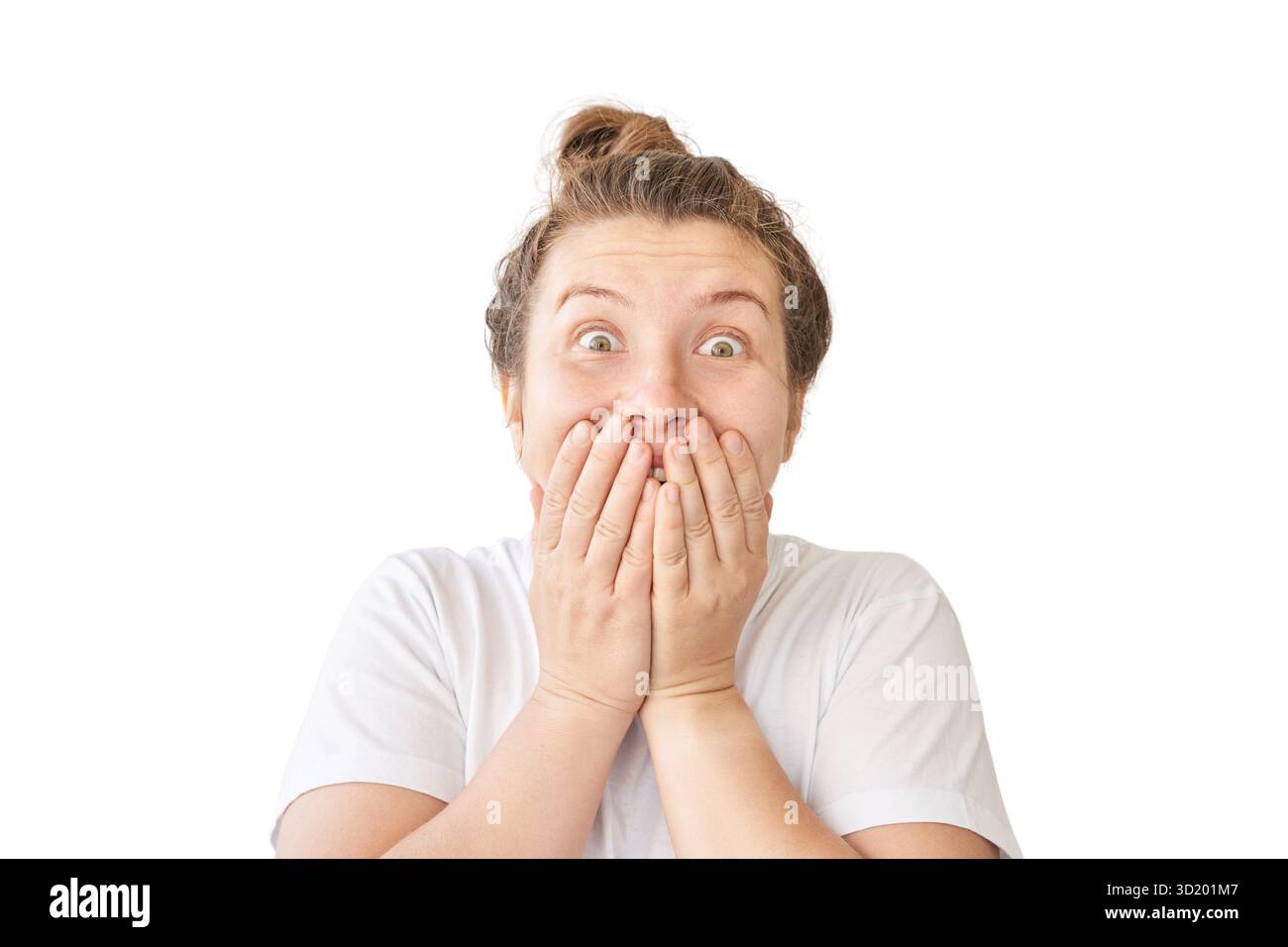 Sorpreso giovane donna caucasica con mani sul viso e occhi larghi che esprimono shock ed eccitazione isolata su sfondo bianco. Foto Stock